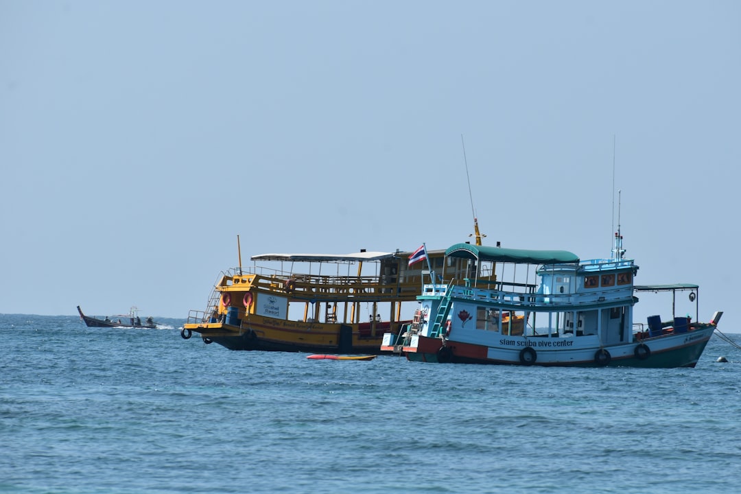 Deux bateaux de plongée sur l'océan calme